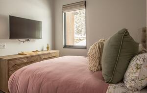 Alpine Elegance | Ski-In/Ski-Out with Private Hot Tub - Big Sky, Montana