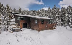 Alpine Elegance | Ski-In/Ski-Out with Private Hot Tub - Big Sky, Montana