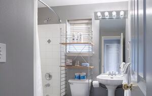 Stylish Magnolia Townhouse Near Discovery Park - Seattle, Washington