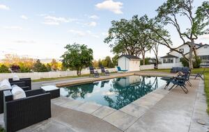 Elegant Wine Country Retreat with Serene Pool - Central Point, Oregon