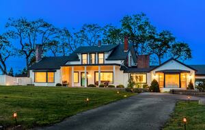 Elegant Wine Country Retreat with Serene Pool - Central Point, Oregon