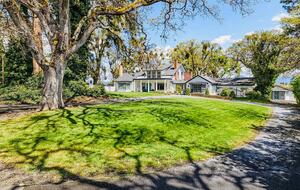 Elegant Wine Country Retreat with Serene Pool - Central Point, Oregon