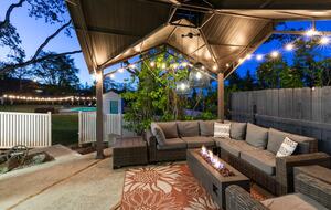 Elegant Wine Country Retreat with Serene Pool - Central Point, Oregon