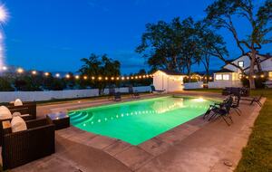 Elegant Wine Country Retreat with Serene Pool - Central Point, Oregon