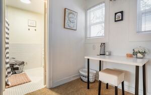 Elegant Wine Country Retreat with Serene Pool - Central Point, Oregon