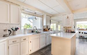 Elegant Wine Country Retreat with Serene Pool - Central Point, Oregon