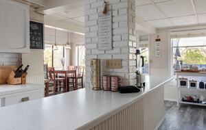 Elegant Wine Country Retreat with Serene Pool - Central Point, Oregon