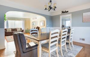 Elegant Wine Country Retreat with Serene Pool - Central Point, Oregon