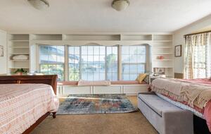 Elegant Wine Country Retreat with Serene Pool - Central Point, Oregon