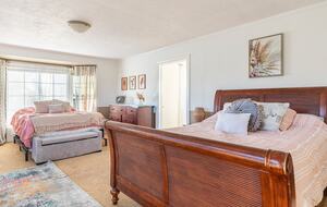 Elegant Wine Country Retreat with Serene Pool - Central Point, Oregon