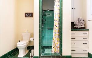 Elegant Wine Country Retreat with Serene Pool - Central Point, Oregon