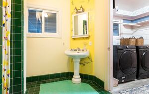 Elegant Wine Country Retreat with Serene Pool - Central Point, Oregon