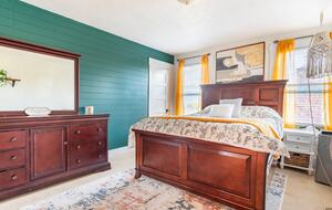 Elegant Wine Country Retreat with Serene Pool - Central Point, Oregon