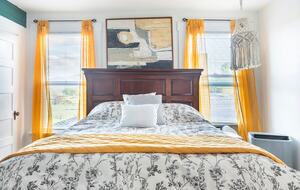 Elegant Wine Country Retreat with Serene Pool - Central Point, Oregon