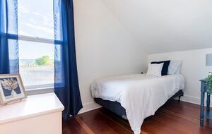 Elegant Wine Country Retreat with Serene Pool - Central Point, Oregon