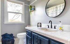 Elegant Wine Country Retreat with Serene Pool - Central Point, Oregon