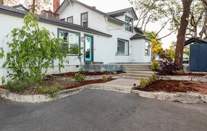 Elegant Wine Country Retreat with Serene Pool - Central Point, Oregon