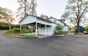 Elegant Wine Country Retreat with Serene Pool - Central Point, Oregon