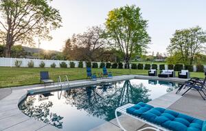 Elegant Wine Country Retreat with Serene Pool - Central Point, Oregon