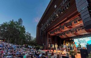 Elegant Wine Country Retreat with Serene Pool - Central Point, Oregon