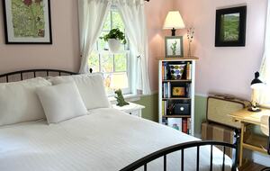 The Sweetpea Room: A full bed & lots of light