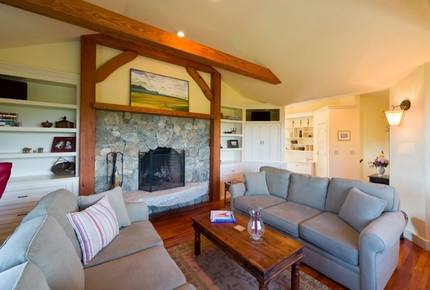 Hill House on exclusive Martha's Vineyard Island - Aquinnah, Massachusetts