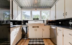 Modern Comfort Meets Vintage Charm in Oregon Wine Country - Newberg, Oregon