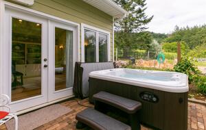 Modern Comfort Meets Vintage Charm in Oregon Wine Country - Newberg, Oregon