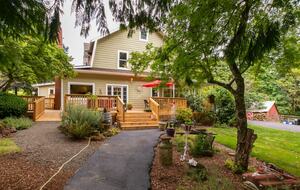 Modern Comfort Meets Vintage Charm in Oregon Wine Country - Newberg, Oregon