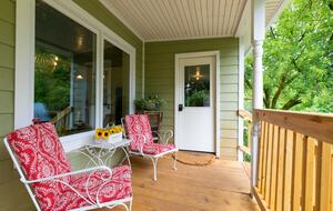 Modern Comfort Meets Vintage Charm in Oregon Wine Country - Newberg, Oregon