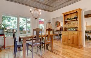 Modern Comfort Meets Vintage Charm in Oregon Wine Country - Newberg, Oregon