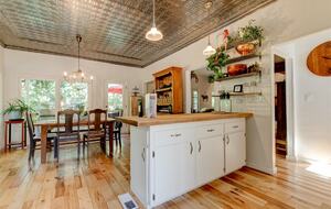 Modern Comfort Meets Vintage Charm in Oregon Wine Country - Newberg, Oregon