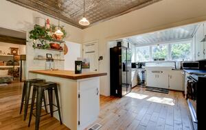 Modern Comfort Meets Vintage Charm in Oregon Wine Country - Newberg, Oregon