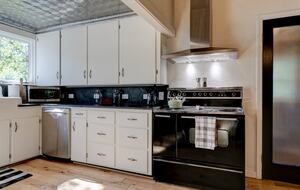 Modern Comfort Meets Vintage Charm in Oregon Wine Country - Newberg, Oregon