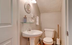 Modern Comfort Meets Vintage Charm in Oregon Wine Country - Newberg, Oregon