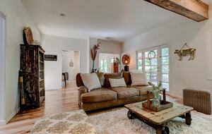 Modern Comfort Meets Vintage Charm in Oregon Wine Country - Newberg, Oregon