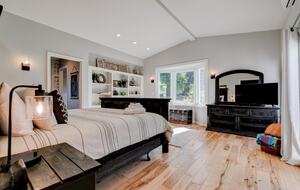 Modern Comfort Meets Vintage Charm in Oregon Wine Country - Newberg, Oregon