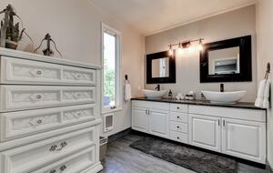 Modern Comfort Meets Vintage Charm in Oregon Wine Country - Newberg, Oregon