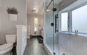 Modern Comfort Meets Vintage Charm in Oregon Wine Country - Newberg, Oregon