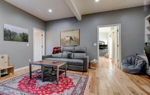 Modern Comfort Meets Vintage Charm in Oregon Wine Country - Newberg, Oregon