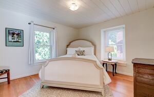 Modern Comfort Meets Vintage Charm in Oregon Wine Country - Newberg, Oregon