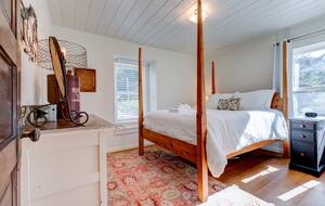 Modern Comfort Meets Vintage Charm in Oregon Wine Country - Newberg, Oregon