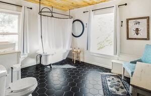 Modern Comfort Meets Vintage Charm in Oregon Wine Country - Newberg, Oregon