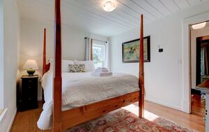 Modern Comfort Meets Vintage Charm in Oregon Wine Country - Newberg, Oregon