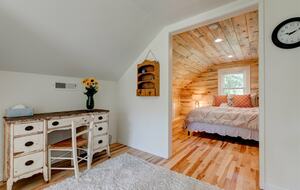 Modern Comfort Meets Vintage Charm in Oregon Wine Country - Newberg, Oregon