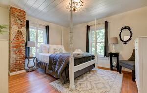 Modern Comfort Meets Vintage Charm in Oregon Wine Country - Newberg, Oregon