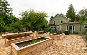 Modern Comfort Meets Vintage Charm in Oregon Wine Country - Newberg, Oregon