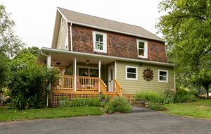 Modern Comfort Meets Vintage Charm in Oregon Wine Country - Newberg, Oregon