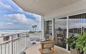 Cozy Oceanfront Escape in Daytona Beach Shores - Daytona Beach Shores, Florida