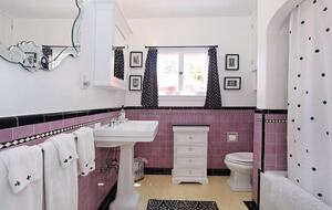 English Cottage Elegance with Mountain Views - Pasadena, California